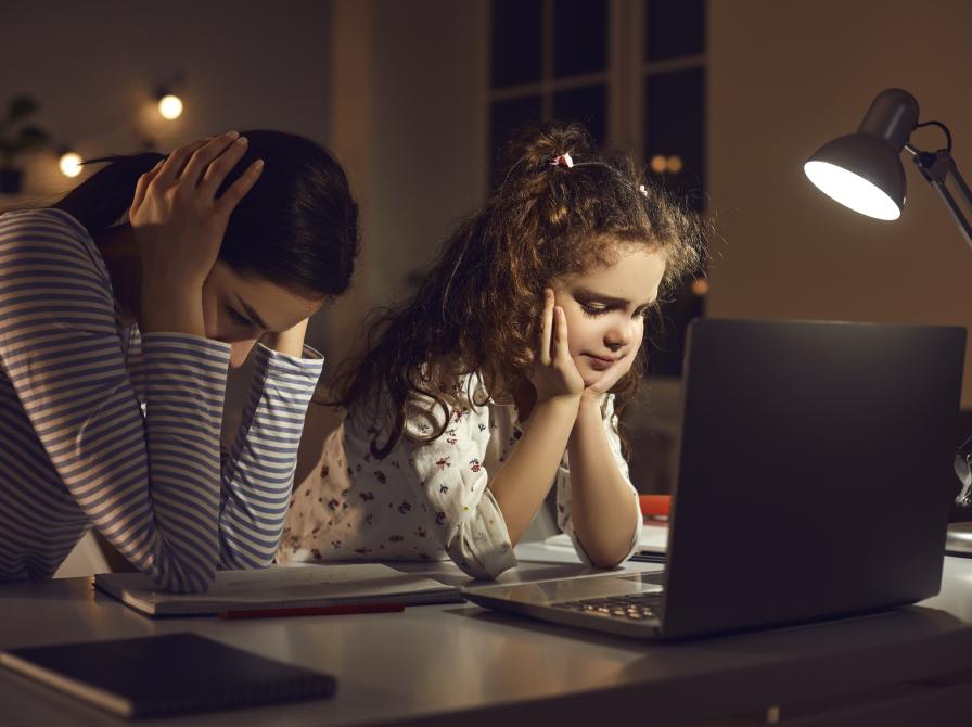 Mor og barn kæmper med lektierne om aftenen. Foto: Colourbox.dk